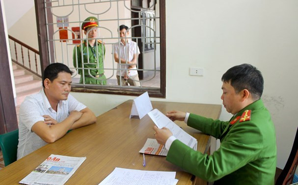 Khống chế đối tượng dùng tuýp sắt đe dọa công an