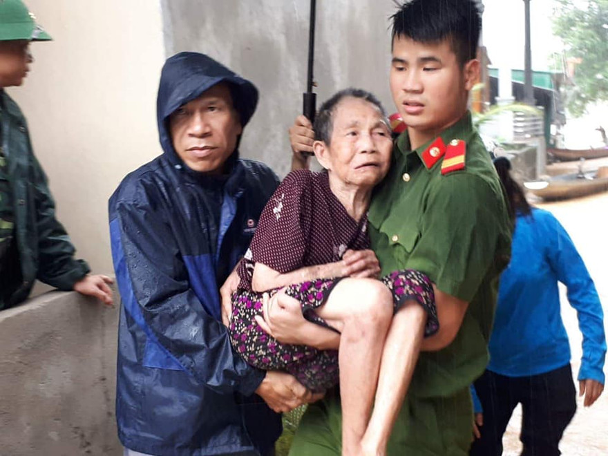 Cán bộ chiến sĩ hỗ trợ dân di dời dân khỏi vũng lũ