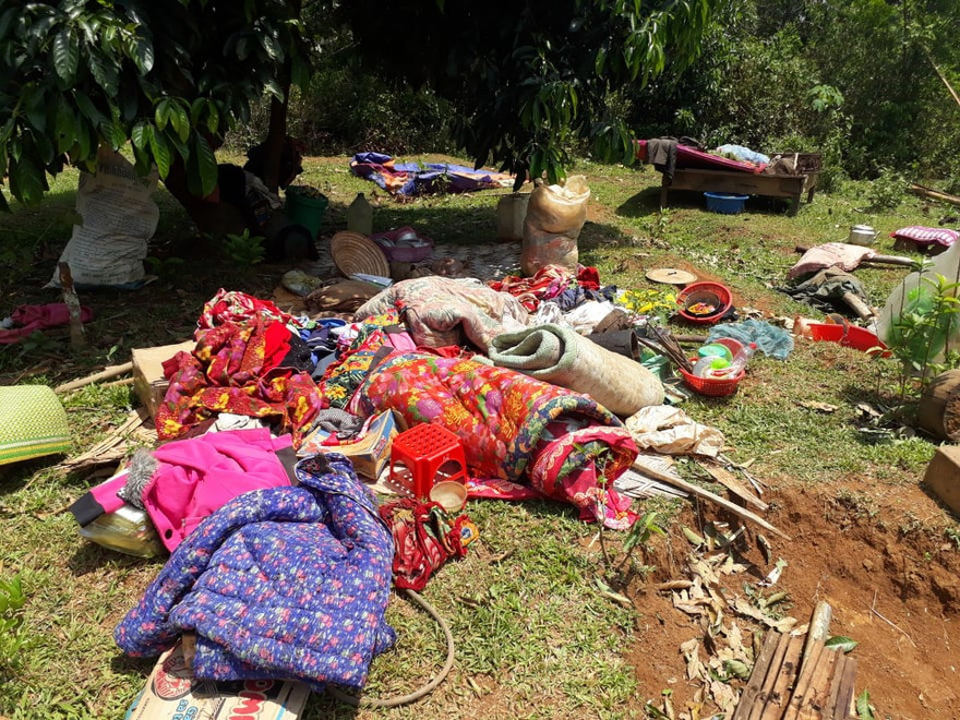 Lốc xoáy cuốn sập nhà, người dân biên giới sống cảnh ‘màn trời chiếu đất’