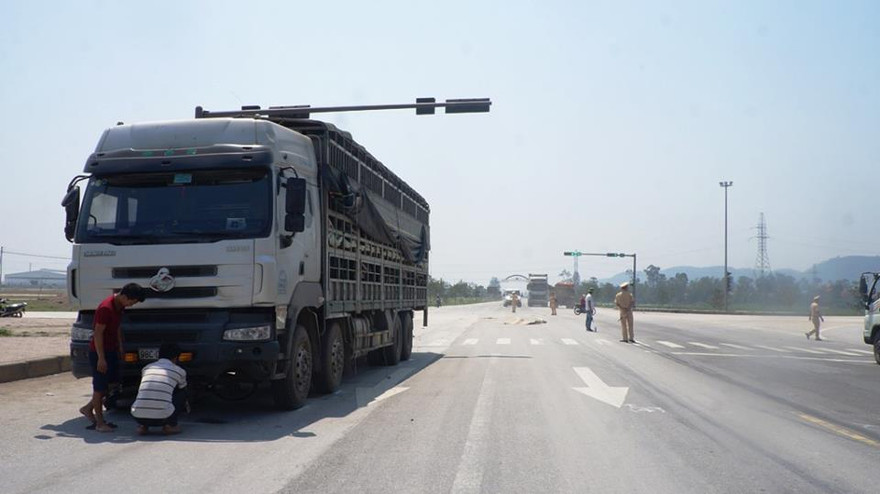 Xe tải kéo lê mô tô 20m, 2 người thương vong