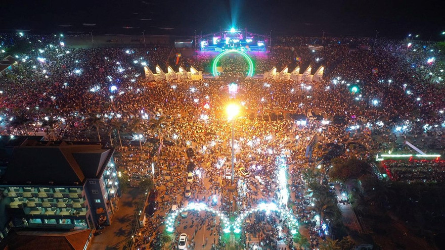 Phó Thủ tướng Vương Đình Huệ đánh trống khai hội du lịch Cửa Lò 2019