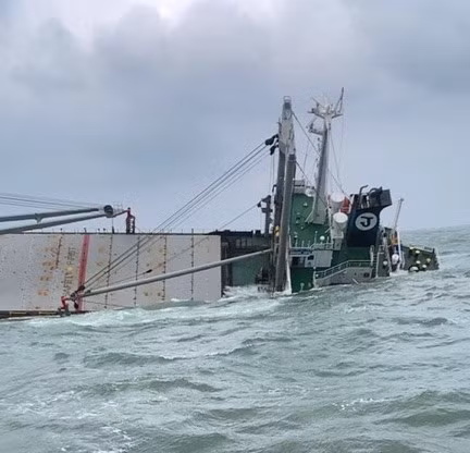 Tàu hàng nguy cơ chìm, cứu thành công 18 thuyền viên