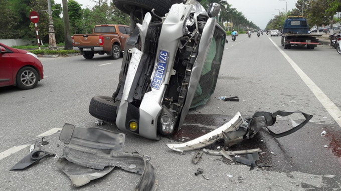 Xe biển xanh lật nghiêng sau màn 'đấu đầu' trên đại lộ