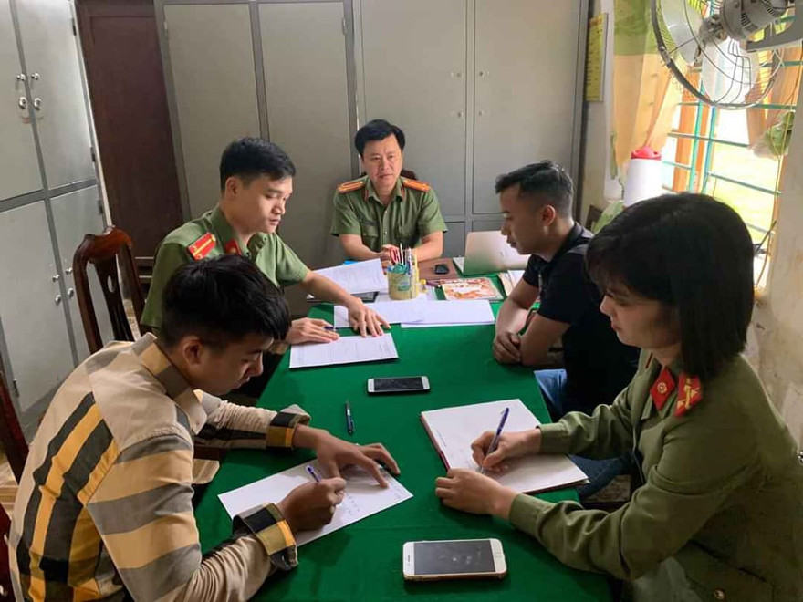 Hiệp và anh Tuyên làm việc tại Cơ quan công an huyện Hương Khê