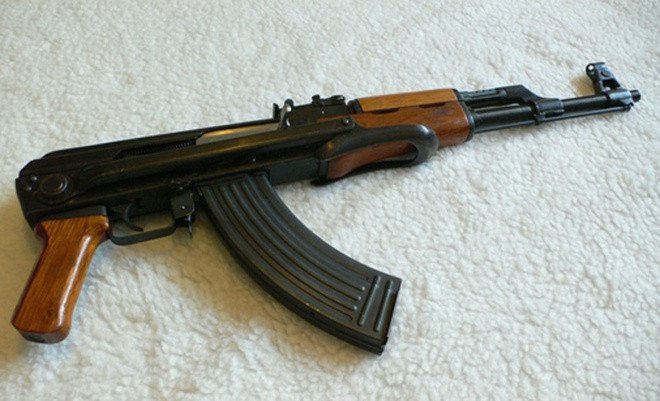 Xả súng bắn bạn do... gập AK không đúng thao tác