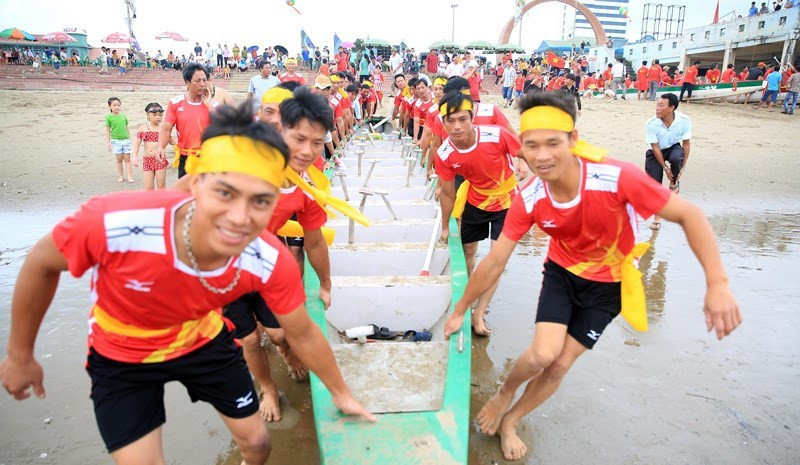Hàng vạn du khách cổ vũ giải đua thuyền Cửa Lò lần thứ 24