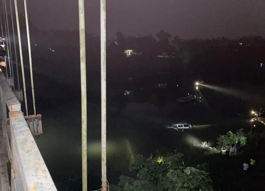Người dân kể lại phút trục vớt ô tô trong vụ tai nạn cầu treo ở Nghệ An