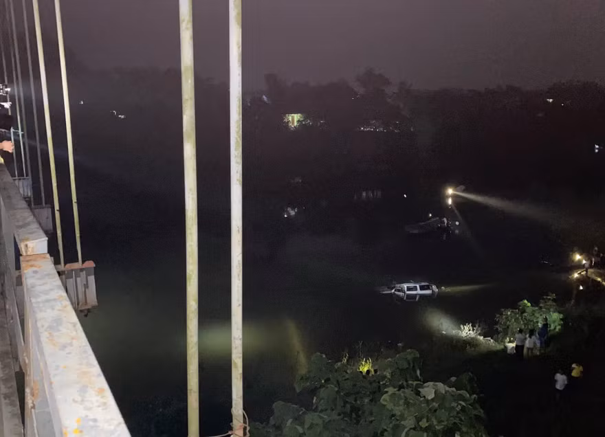 Người dân kể lại phút trục vớt ô tô trong vụ tai nạn cầu treo ở Nghệ An