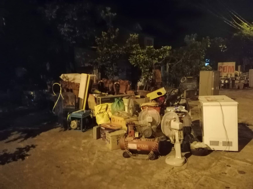 Hàng trăm người dân Hà Tĩnh hối hả dọn đồ chạy 'giặc lửa' trong đêm