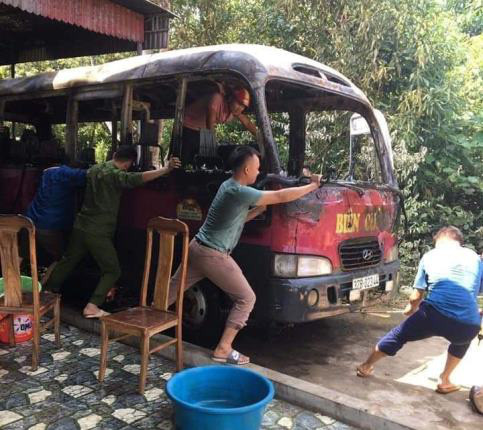 Thắp hương ngày rằm, lửa bốc cháy thiêu rụi xe khách 29 chỗ ngồi