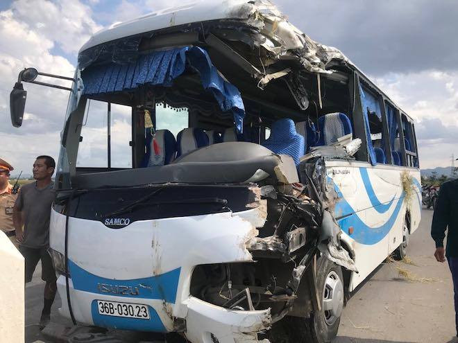 Ô tô tải đâm xe khách bay xuống ruộng như phim