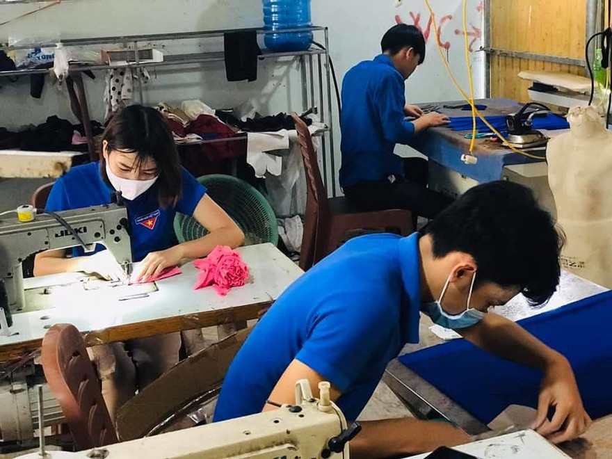 Đoàn viên thanh niên may khẩu trang tặng học sinh trở lại trường