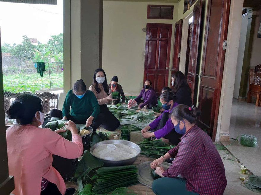 Người dân thâu đêm đỏ lửa luộc bánh chưng gửi vào khu cách ly tập trung