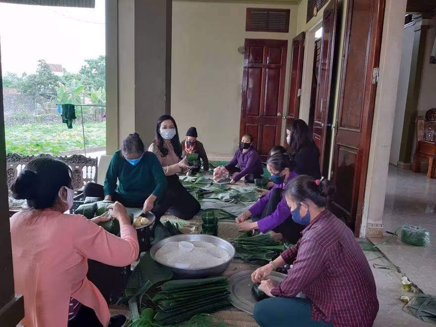 Người dân thâu đêm đỏ lửa luộc bánh chưng gửi vào khu cách ly tập trung