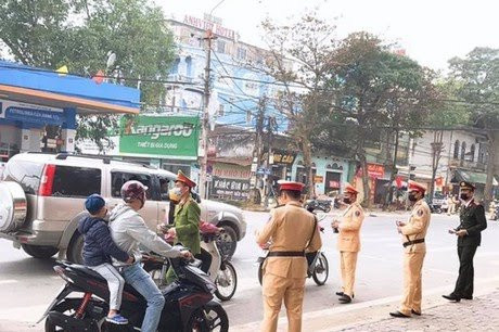 Công an tỉnh Nghệ An phát khẩu trang miễn phí cho người dân. 