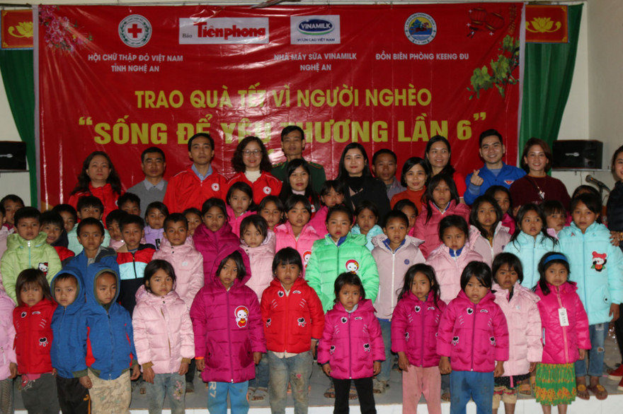 Mang Tết ấm đến với người nghèo ở miền Tây xứ Nghệ