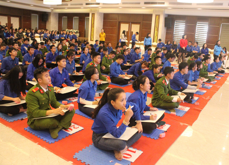 Rung chuông vàng 'Thanh niên Hà Tĩnh đồng hành cùng hàng Việt Nam'