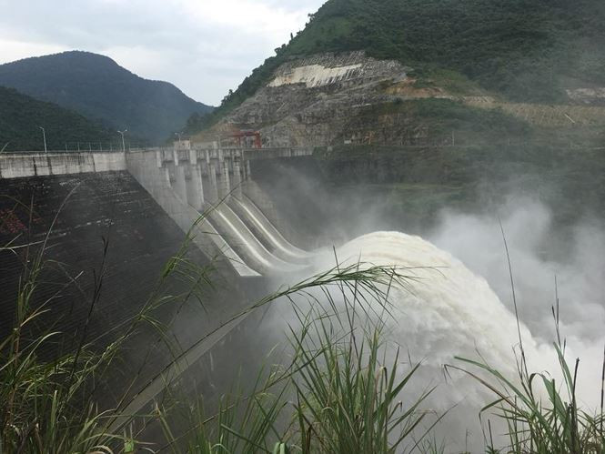 Nghịch lý người dân gần nhà máy thủy điện lại 'khát' điện