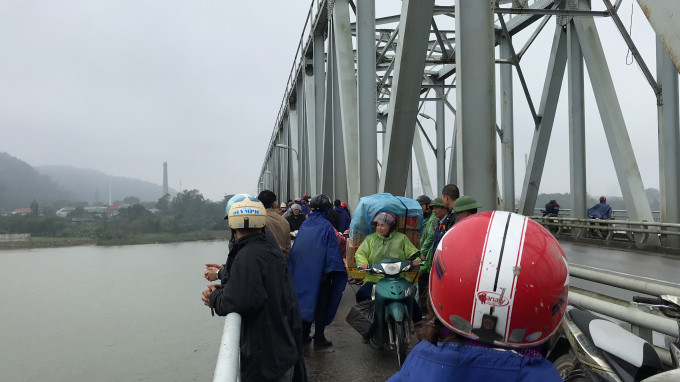 Người phụ nữ bỏ lại điện thoại và chai thuốc sâu rồi nhảy cầu tự vẫn