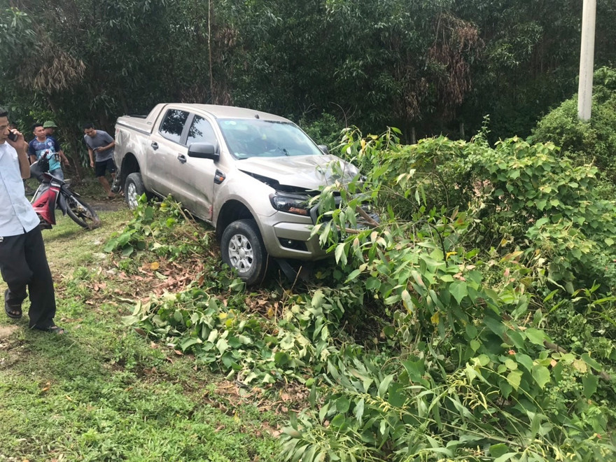 Xe máy đối đầu với ô tô bán tải, hai vợ chồng tử vong tại chỗ