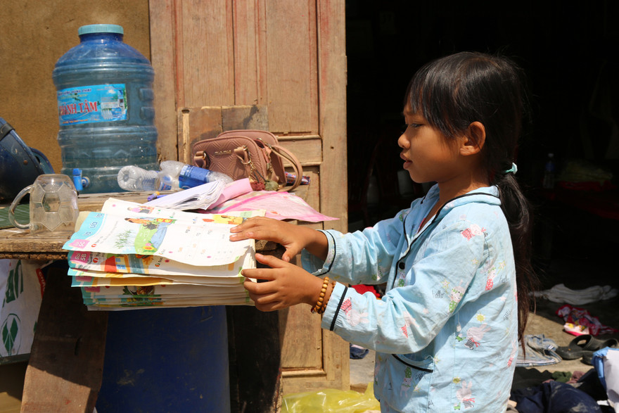 Sách vở bị lũ cuốn trôi, học sinh rốn lũ Quảng Bình khó khăn trước ngày trở lại trường