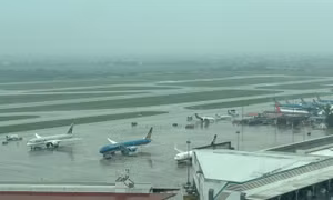 Mưa dông làm gián đoạn hoạt động nhiều sân bay miền Bắc
