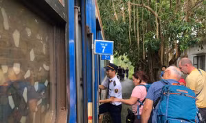 Đường sắt tê liệt vì mưa bão, hàng nghìn khách đi tàu phải chuyển sang ô tô