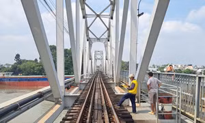 Xà lan đâm cầu Ghềnh, đường sắt qua Đồng Nai tê liệt