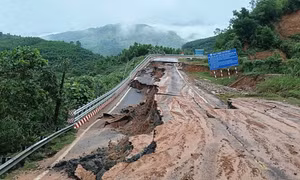Quốc lộ bị chia cắt, sạt lở ở khắp nơi, các đoàn cứu trợ cần lưu ý gì?