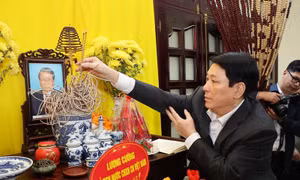 Chủ tịch nước thắp hương tưởng nhớ các đồng chí nguyên lãnh đạo Đảng, Nhà nước