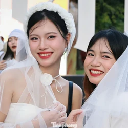 Fan nữ mặc váy cưới đến concert G-Dragon ở Hưng Yên