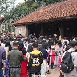 Chen chân cầu đỗ đạt Mùng 2 Tết