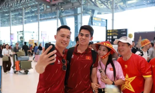 Người hâm mộ vỡ òa sung sướng, vây quanh những người hùng U22 Việt Nam