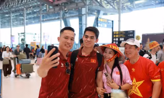 Người hâm mộ vỡ òa sung sướng, vây quanh những người hùng U22 Việt Nam