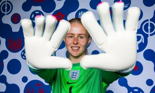 Hành trình đáng kinh ngạc của 'cô bé mắt lác' trở thành thủ môn người hùng của ĐT Anh