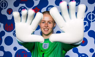 Hành trình đáng kinh ngạc của 'cô bé mắt lác' trở thành thủ môn người hùng của ĐT Anh