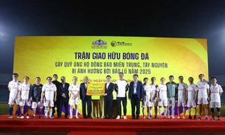 HLV Kewell cùng cầu thủ Hà Nội FC chung tay ủng hộ đồng bào thiệt hại do mưa lũ