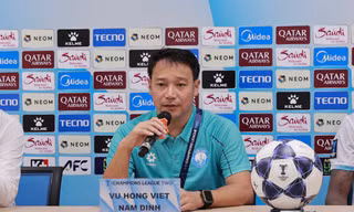 HLV Vũ Hồng Việt giải thích tại sao Thép Xanh Nam Định sử dụng dàn cầu thủ ngoại trong trận thắng Ratchaburi