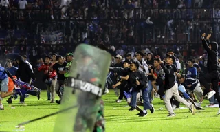 CĐV không ngừng quậy phá khiến FIFA tiếp tục trừng phạt bóng đá Indonesia
