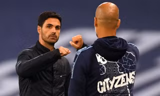 Pep Guardiola chúc mừng Arsenal sau khi chính thức thất bại ở cuộc đua vô địch