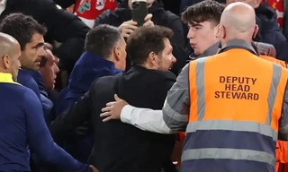 HLV Diego Simeone bị đuổi vì cố đấm CĐV Liverpool