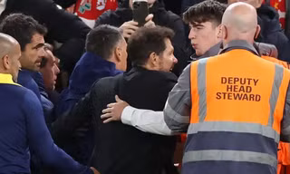HLV Diego Simeone bị đuổi vì cố đấm CĐV Liverpool