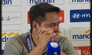 Huấn luyện viên U23 Malaysia khóc khi đội nhà bị loại