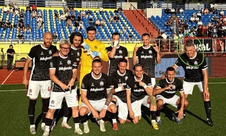 Ông Alexander Medvedev (bìa phải) ra sân thi đấu chuyên nghiệp khi đã 70 tuổi