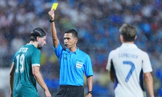 Thái Lan thua chung kết King's Cup dù đá hơn tới 2 người