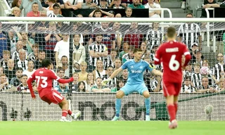 Salah kiến tạo, kỷ lục gia 16 tuổi ghi bàn giúp Liverpool đánh bại Newcastle