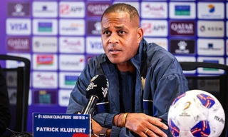 Đen đủi như Patrick Kluivert, thất bại cùng 2 đội tuyển ở vòng loại World Cup 2026