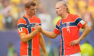 Cơn thịnh nộ của NHM Na Uy ở World Cup 2026: Sorloth bị dọa giết vì không chuyền bóng cho Haaland