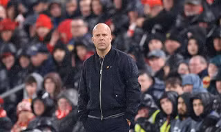 Arne Slot bức xúc vì Liverpool mất penalty trong ngày thua PSG