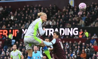 Man City thua sốc, bị MU đuổi kịp tại Ngoại hạng Anh